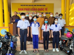 Ninh Thuận: Ban Phật giáo quốc tế tặng xe đạp điện cho học sinh nghèo hiếu học