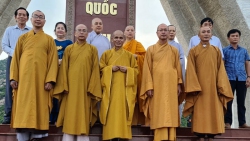 Ninh Thuận: Thường trực Ban Trị Sự Phật giáo tỉnh viếng đài liệt sĩ