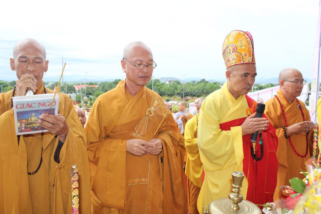 Ninh Thuận: Lễ cầu siêu và thắp nến tri ân tại nghĩa trang Đài Liệt Sĩ