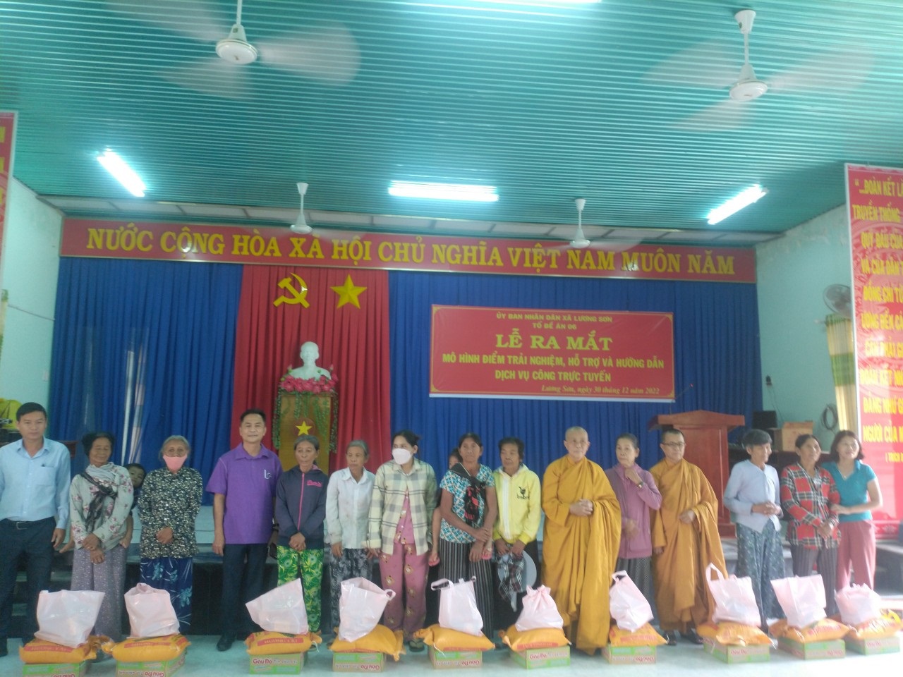 Ninh Thuận: Ban Từ thiện Phật giáo huyện Ninh Sơn phát 1000 phần quà Tết đến bà con đồng bào khó khăn.