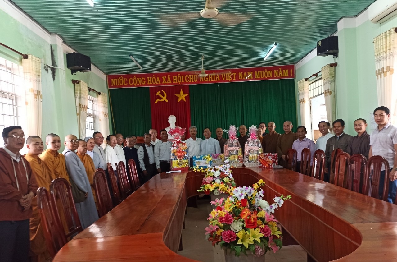 Ninh Thuận: Phật giáo huyện Ninh Sơn thăm, chúc Tết Quý Mão 2023 đến các cấp chính quyền huyện