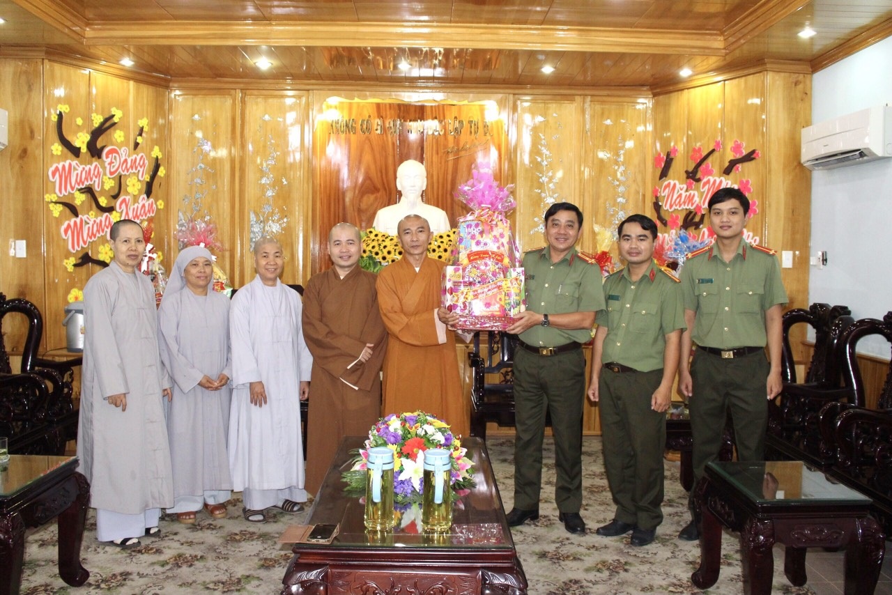 Ninh Thuận: Phật giáo Thành phố Phan Rang – Tháp Chàm thăm, chúc Tết Quý Mão 2023 đến các cấp chính quyền